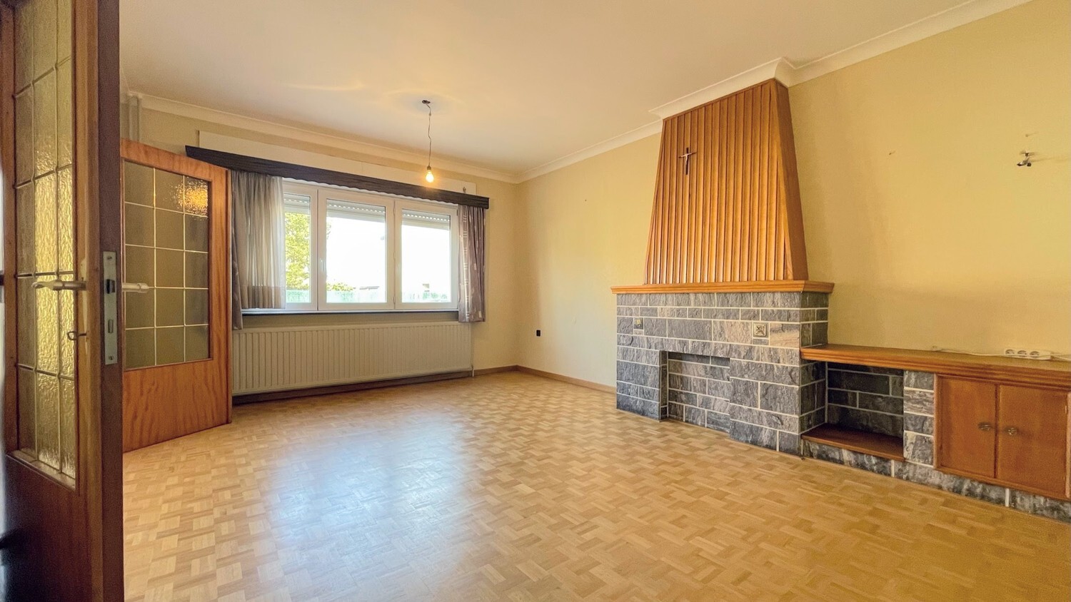 Ruime, te renoveren gezinswoning op zuidgericht perceel van 739 m² 