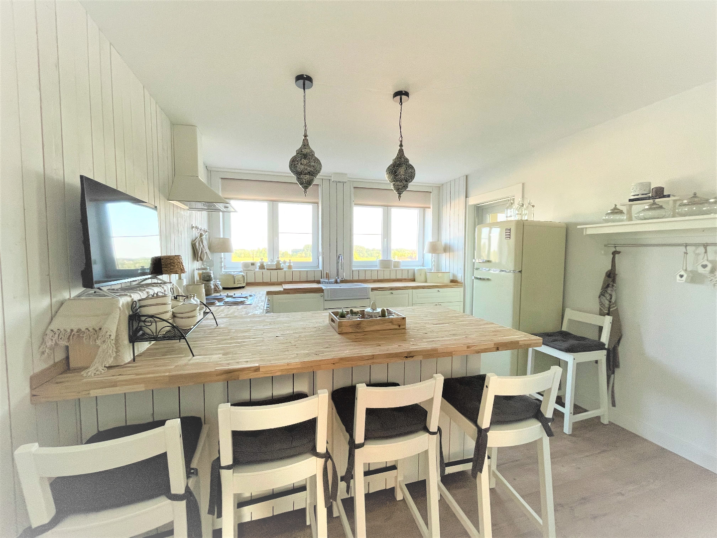 Ruim lichtrijk appartement met 2 slaapkamers en losstaande garage 