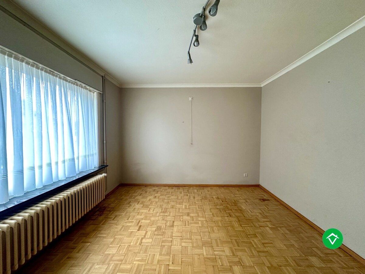 Alleenstaande woning met bakstenen garage en ruime tuin in Ichtegem 