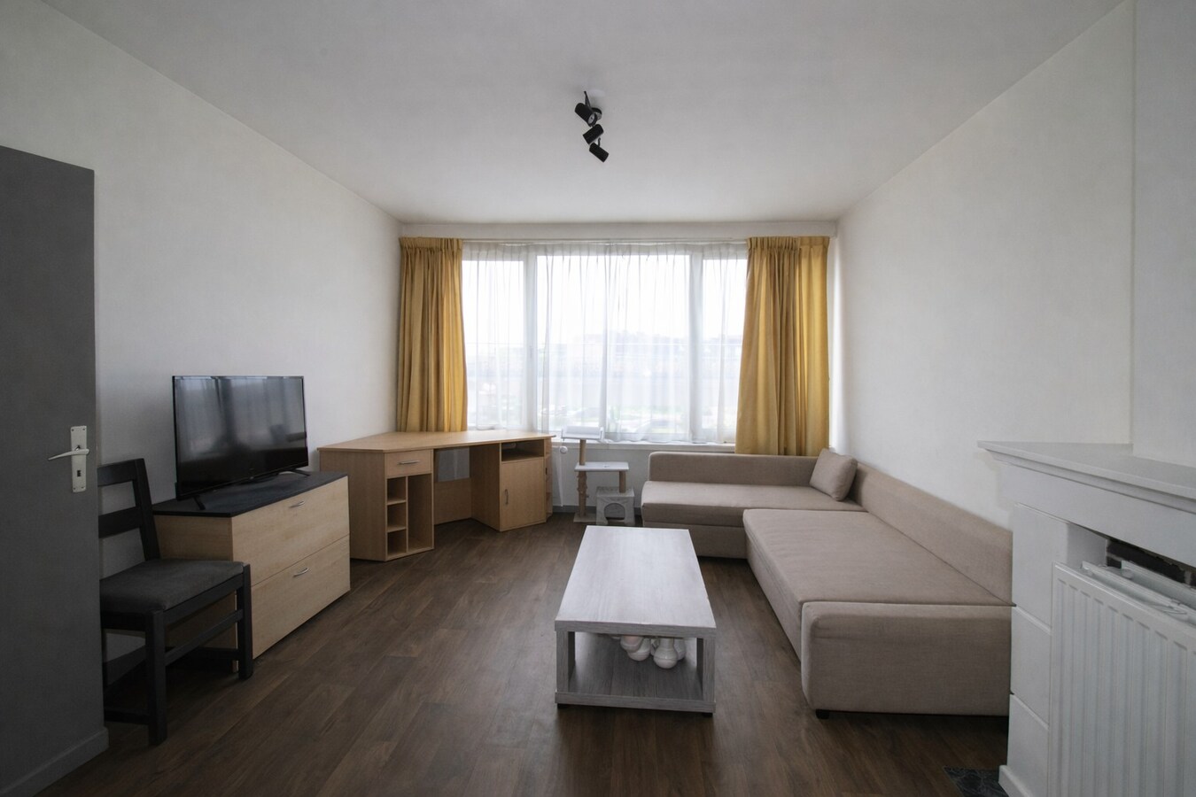 Te koop in Sint-Niklaas: uitzonderlijk handelshuis met woonst en duplex appartement, met optionele garageboxen en sterk opbrengstpotentieel 
