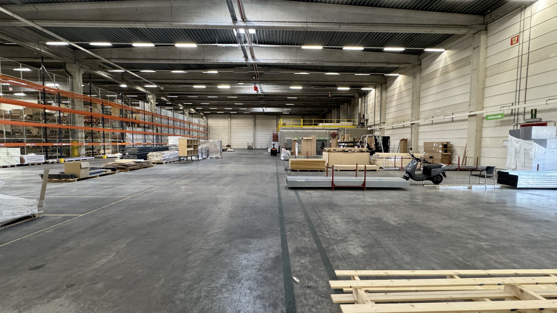 Loods met kantoor te huur nabij E19 in Mechelen