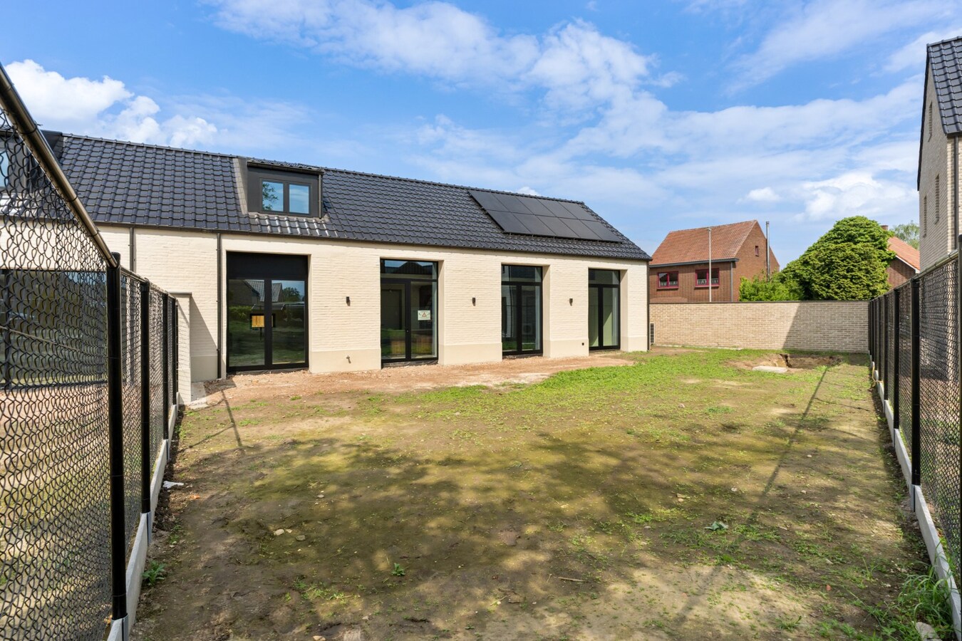 Exclusieve woning in volledig heropgebouwde hoeve op een perceel van 4a60ca! 