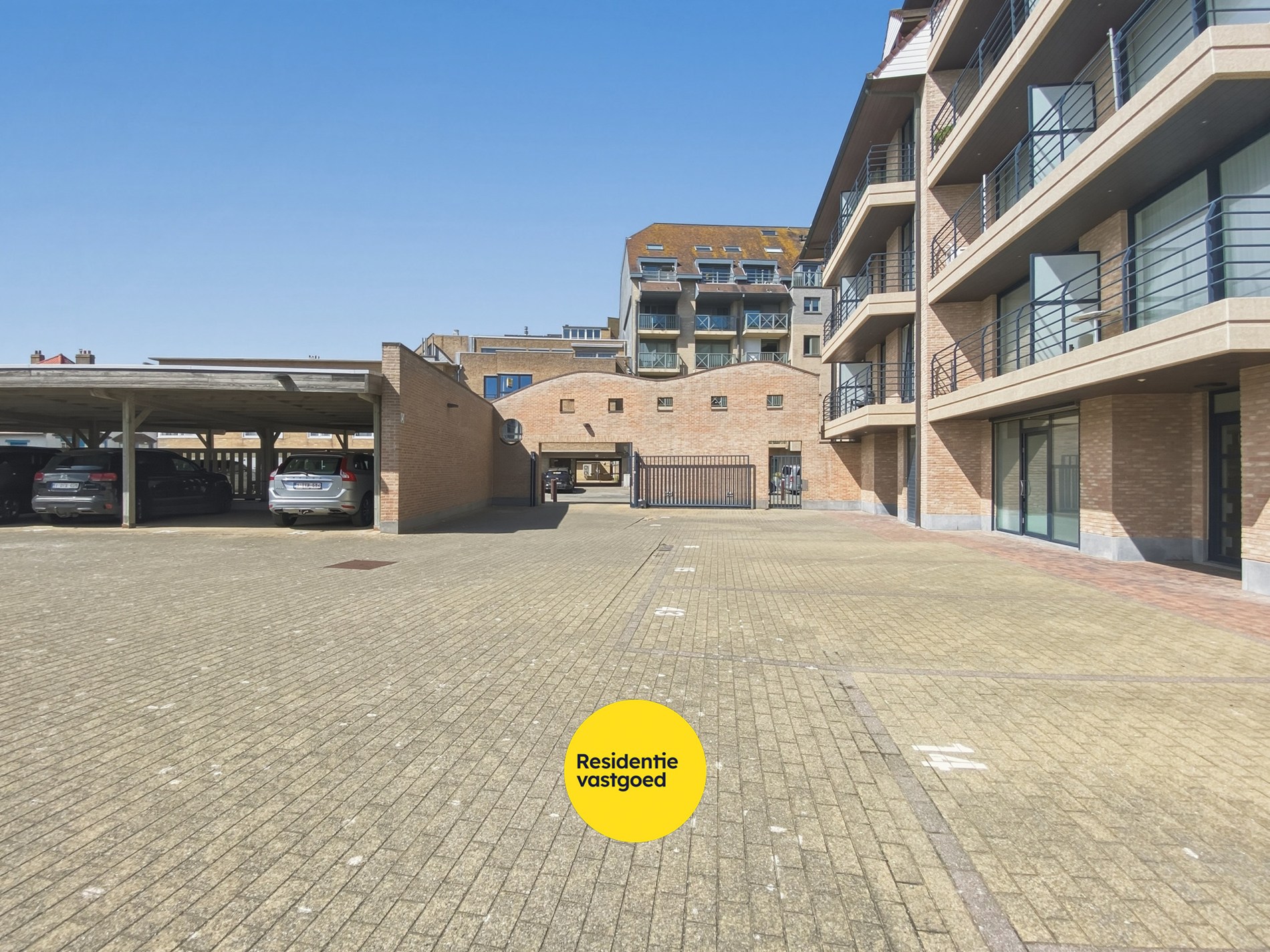 Op te frissen 2-slaapkamerappartement (73m²) te Koksijde Sint-Idesbald. 