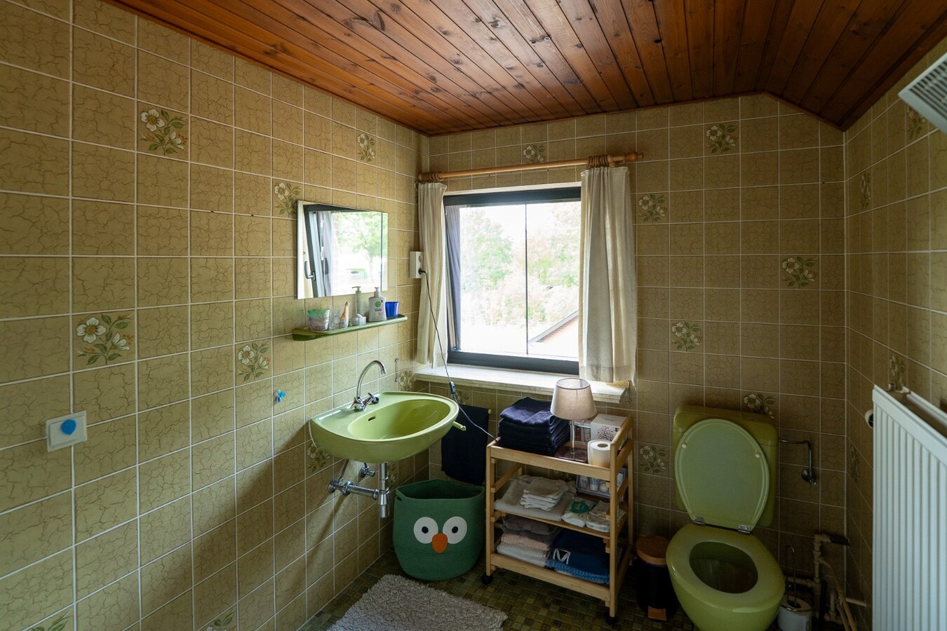 Zeer ruim (+/-550m²!) landhuis + gezellige woning met buitenpiste, paddock en weides op ca. 2ha met vergunning stalgebouw 200m² 