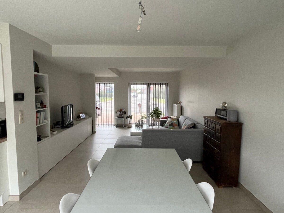 Energetisch gerenoveerde, ruime gesloten bebouwing te Kruisem 