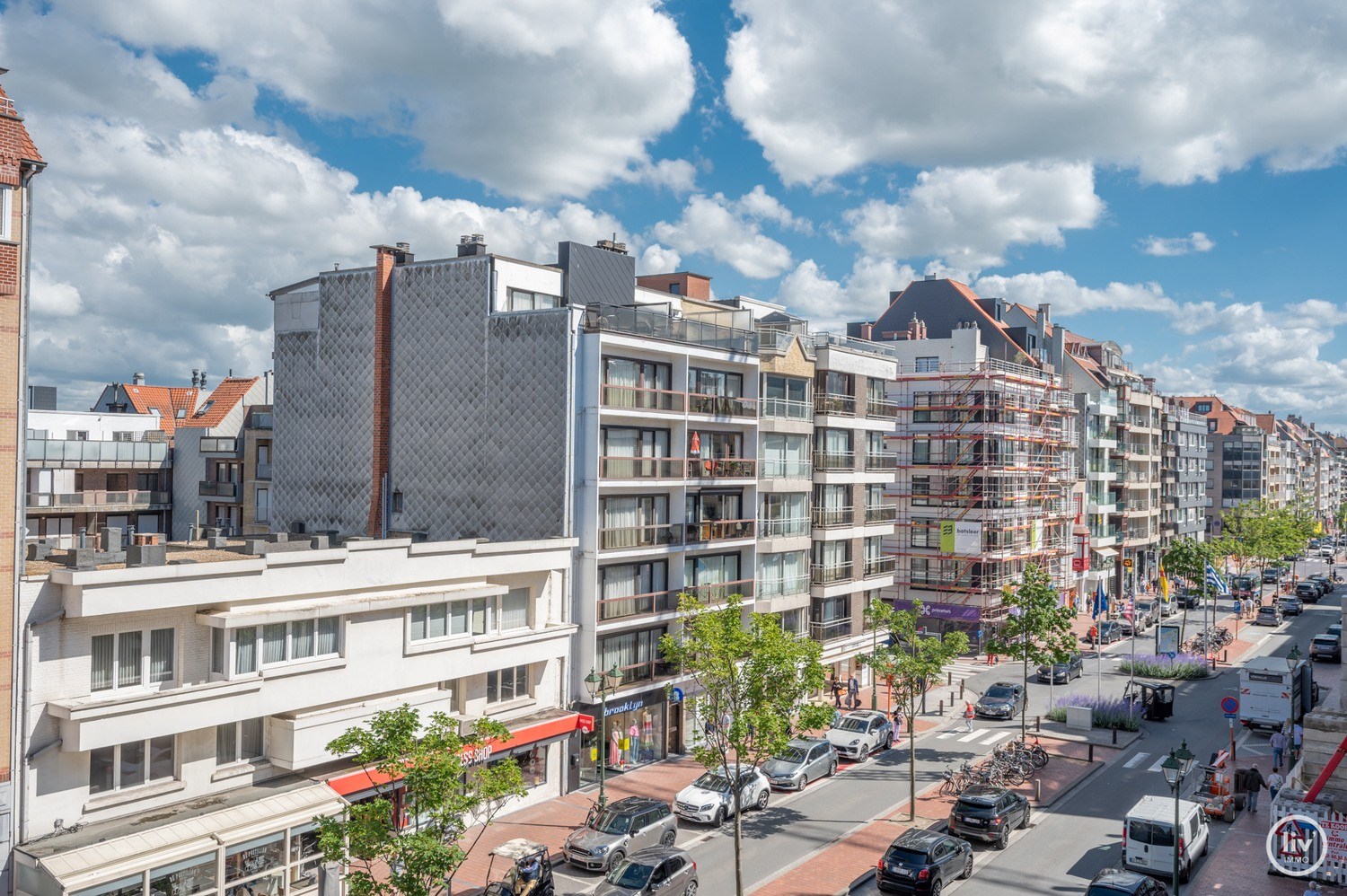 Prachtig, ruim gerenoveerd appartement met een mooie gevelbreedte van 7 m, gelegen op de Lippenslaan te Knokke. 