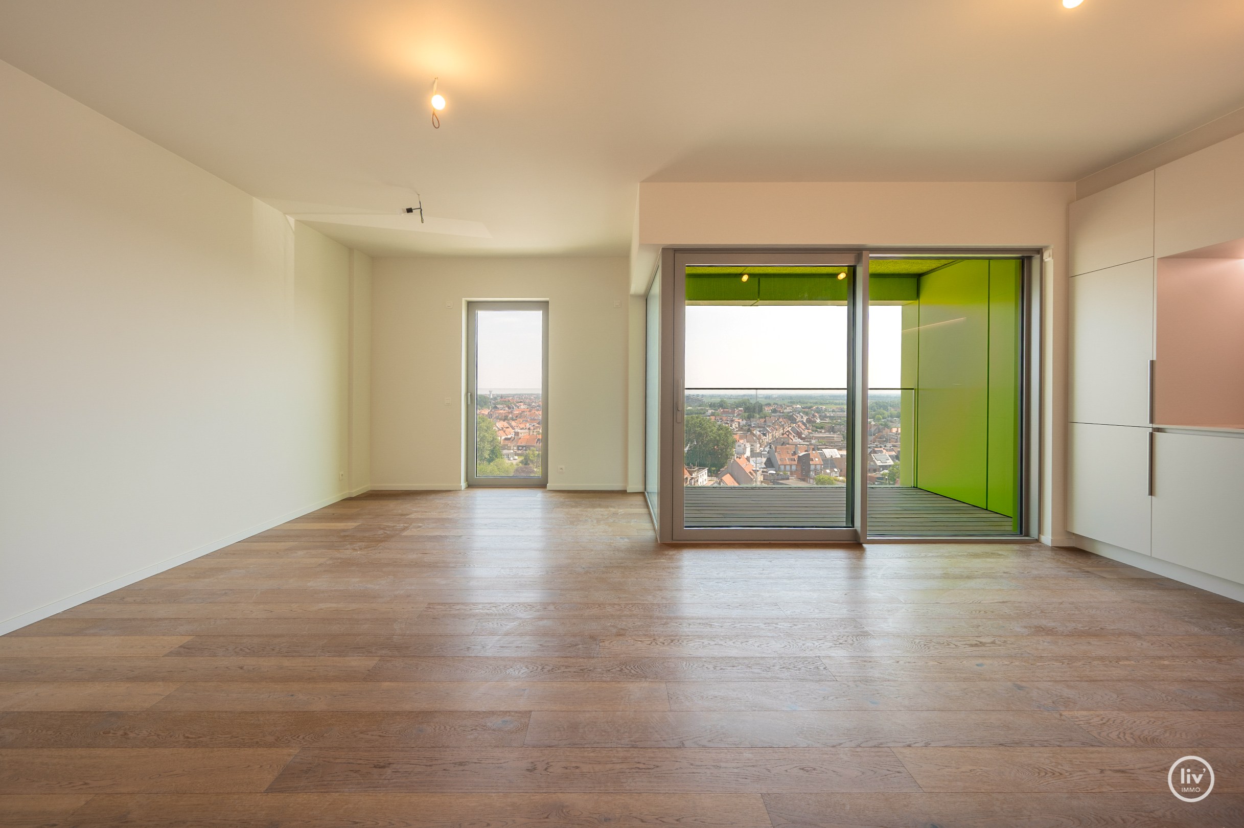 Centraal gelegen 3-kamer appartement te Res. Hoost met ruim terras genietend van zijdelings zeezicht! 