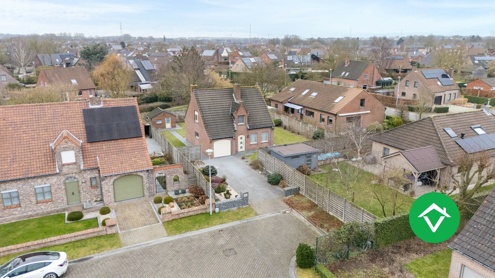 Ruime alleenstaande woning met 3 slaapkamers, tuin en garage te Roeselare 