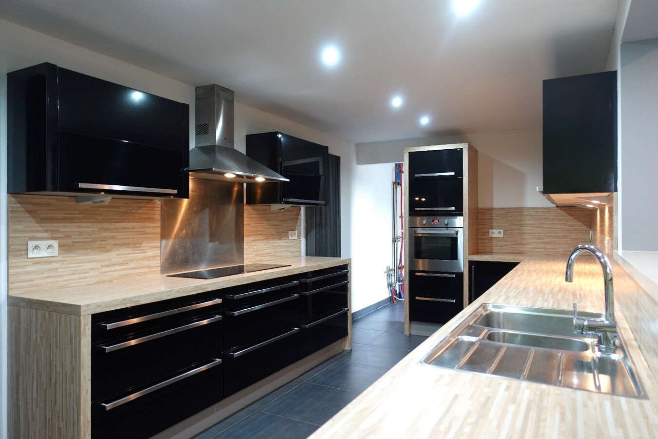 Gerenoveerde, instapklare rijwoning met 4 slaapkamers en uitweg 