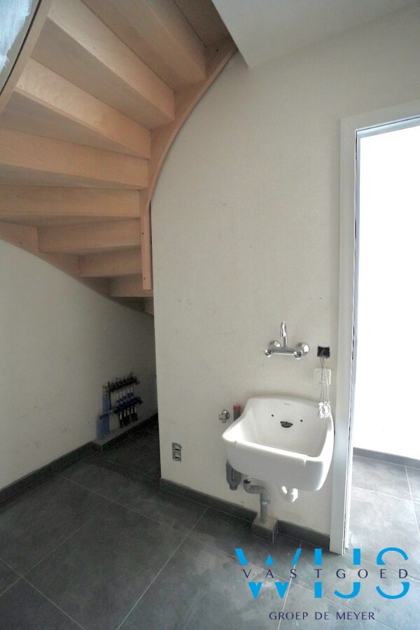 Nieuwbouw met 5 slaapkamers te Oosteeklo ! 