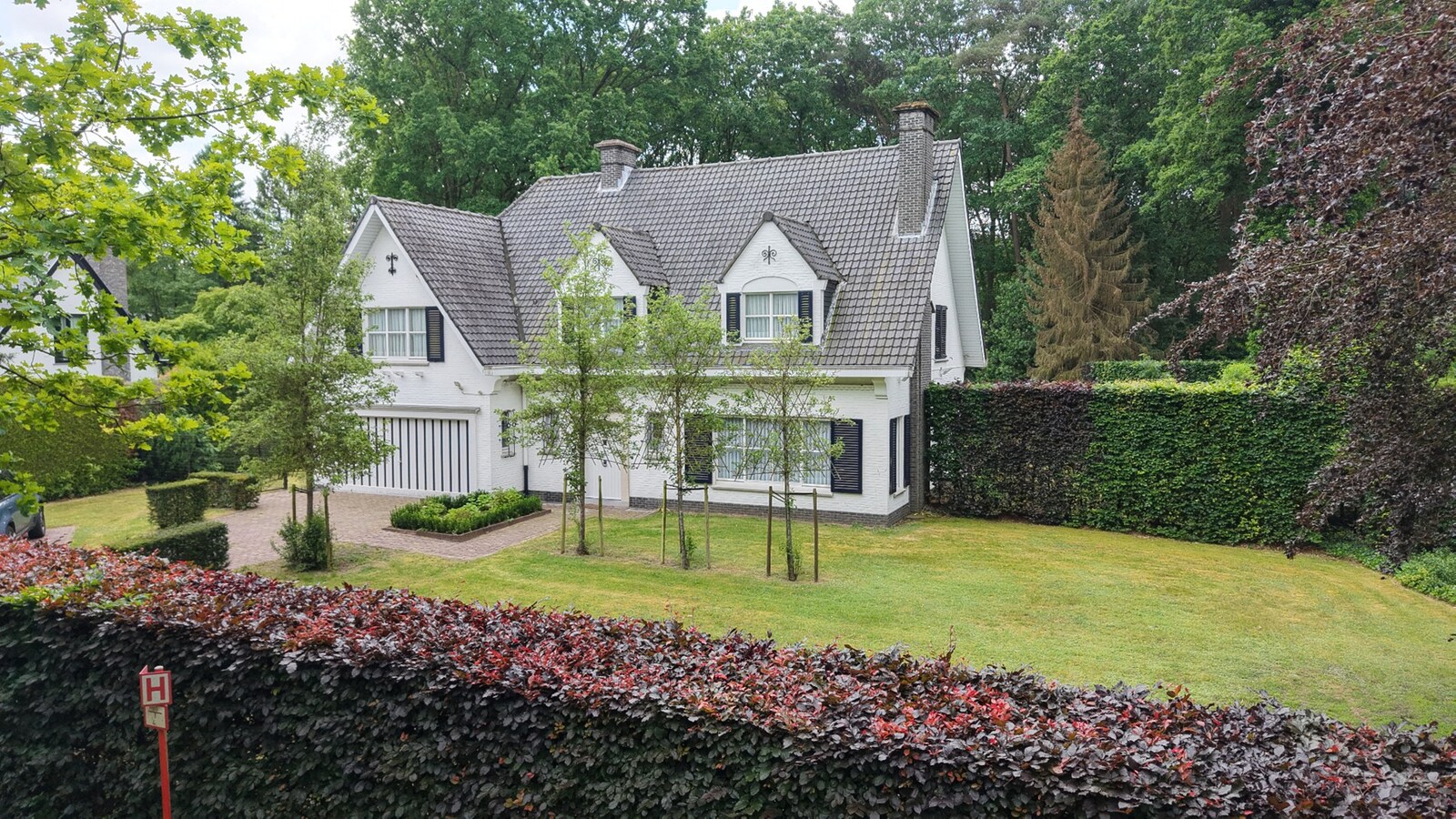 Klassieke villa op een perceel van 3.890 m² met een straatbreedte van 40 meter en Zuid-Oriëntatie te Schilde 