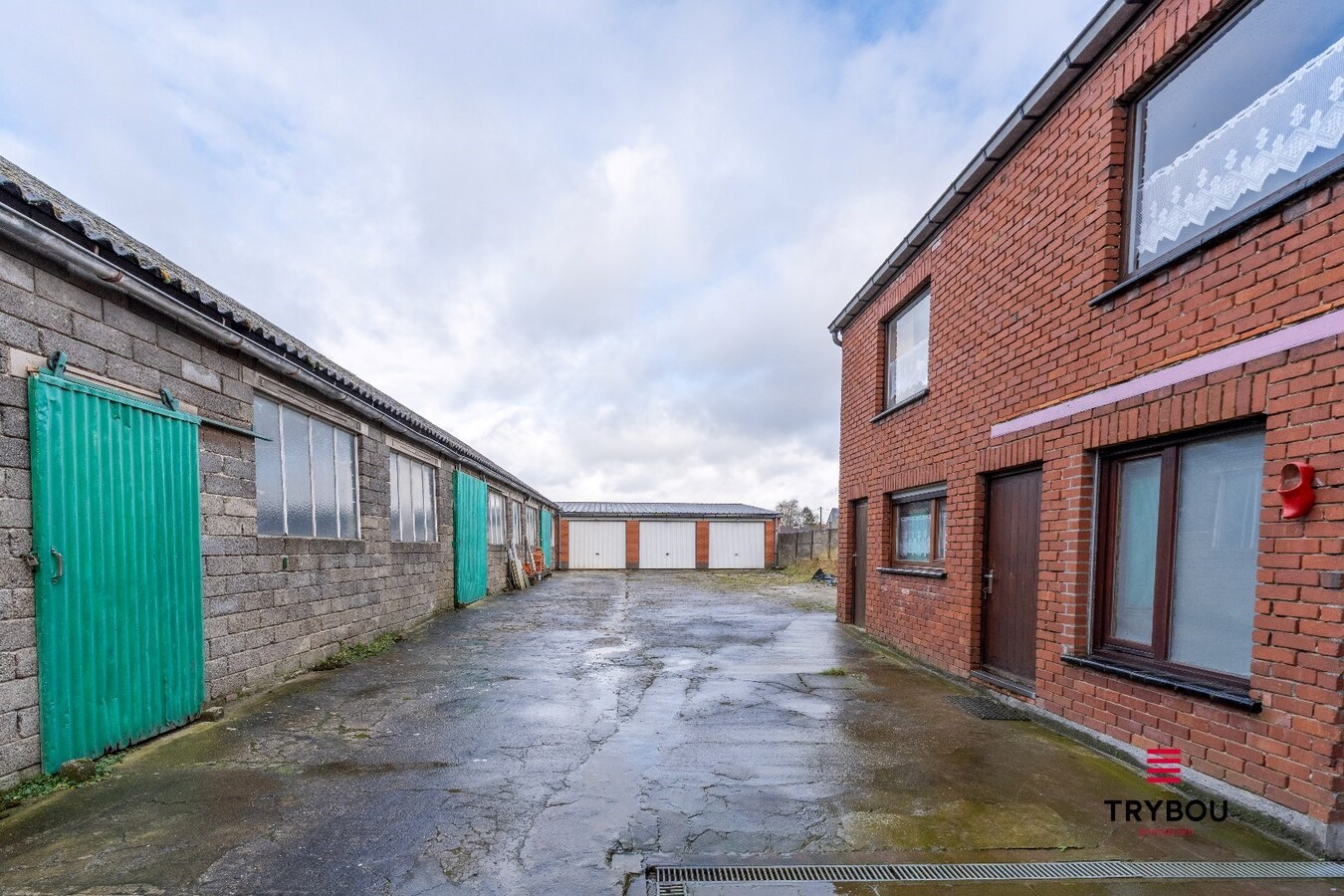 Ruime woning met loods en 4 garages – tal van mogelijkheden! 