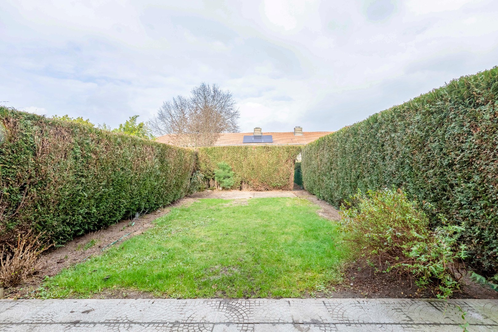 Gunstig gelegen instapklare woning in rij met garage en toffe tuin 