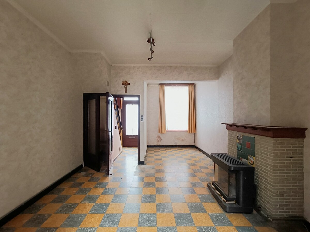 Te renoveren, lichtrijke woning met stadskoer in het hart van Assebroek. 