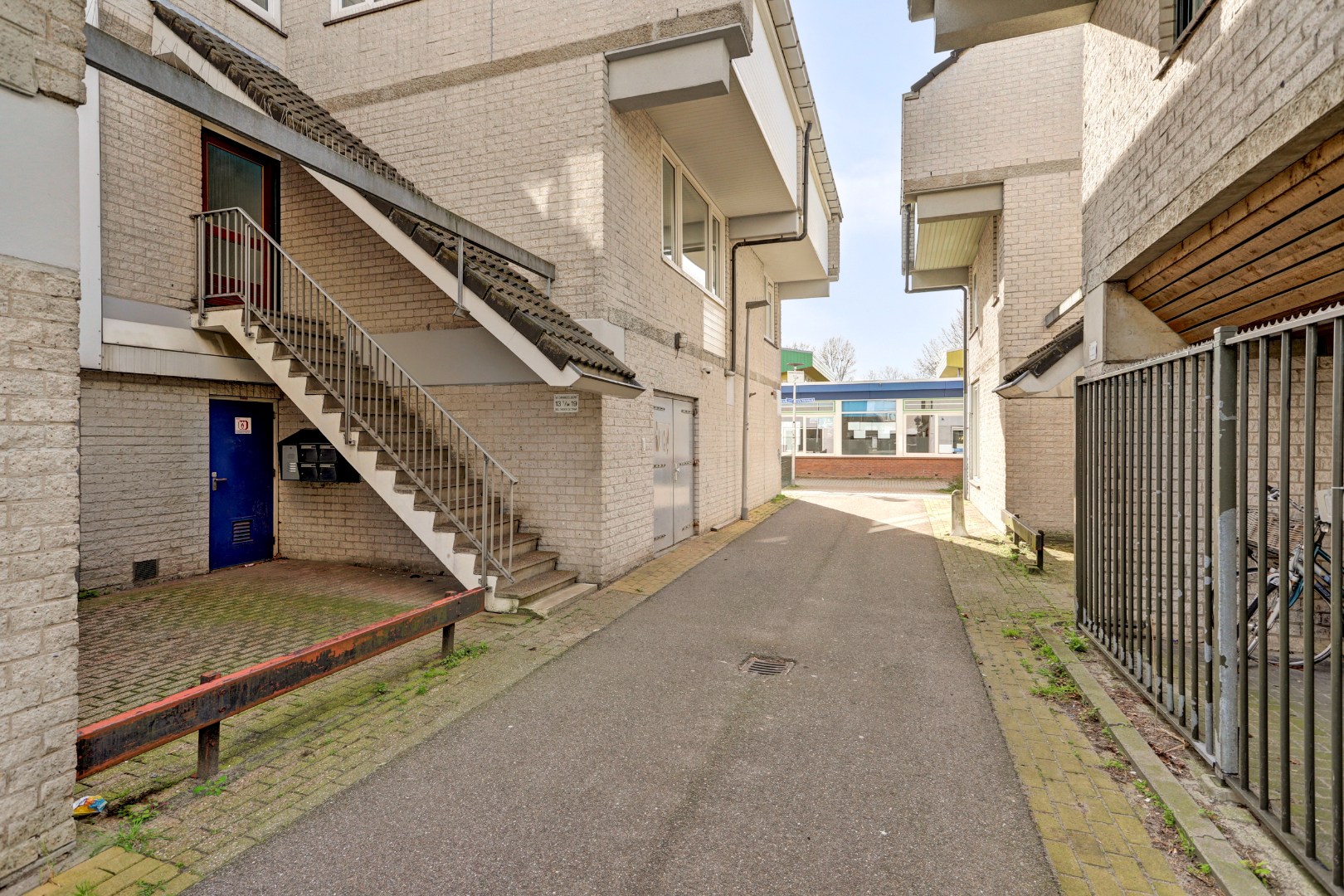 Ruime 4- (voorheen 5) kamer woning op 1e etage met riant terras van 45 m² en een berging en overdekte parkeerplaats op begane grond. 