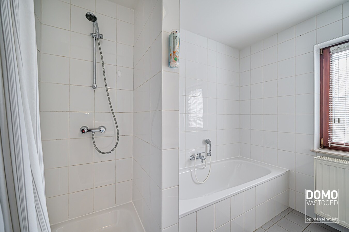 ZUIDWESTELIJK GEORIËNTEERDE DOORZONWONING MET LICHTRIJKE AANBOUW, GEZELLIGE TUIN EN RUIME GARAGE TE KURINGEN (HASSELT) 
