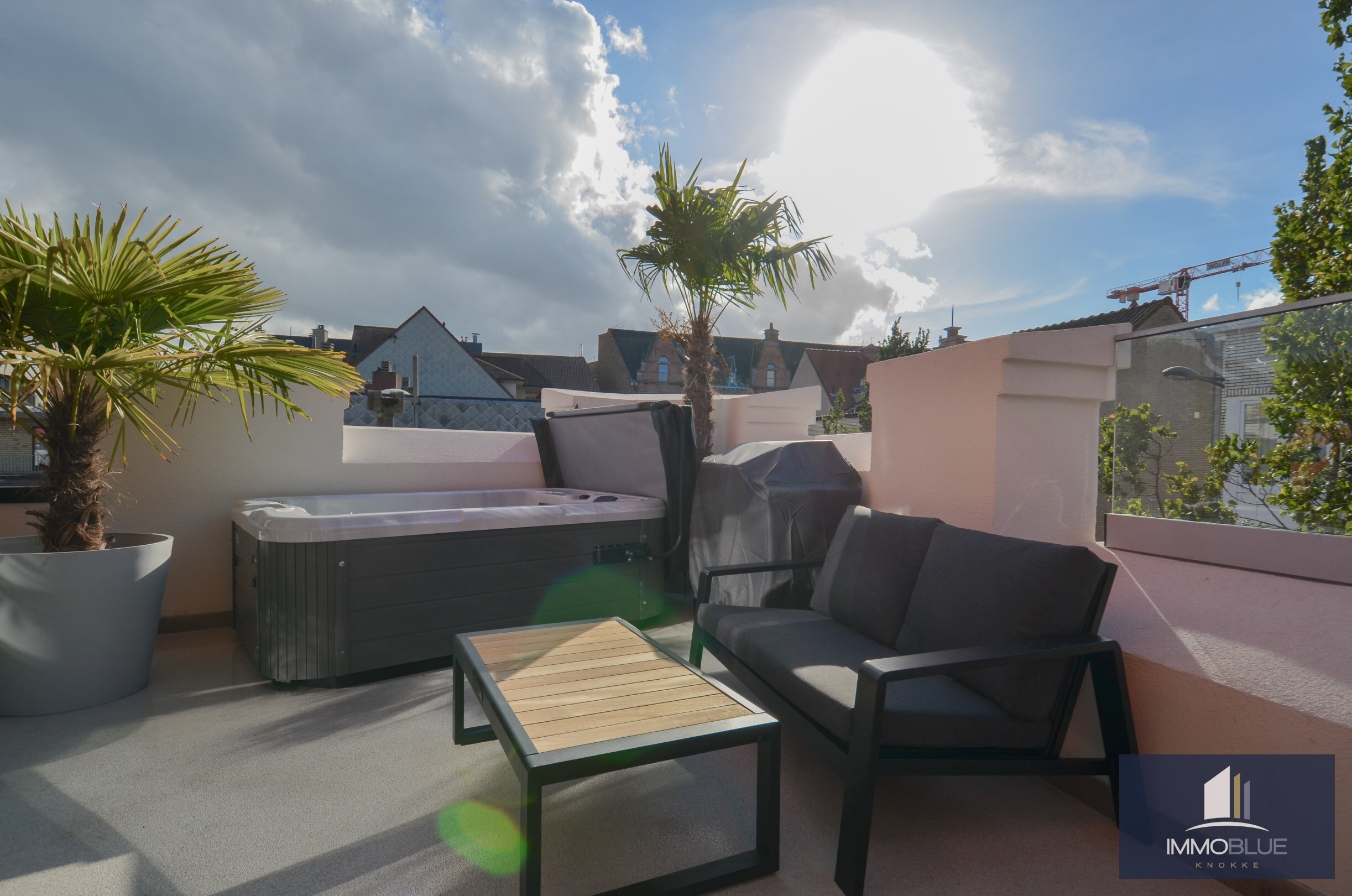 EXCLUSIF : Appartement en duplex avec grande terrasse situé dans une résidence neuve à petite échelle de style Art Déco. 