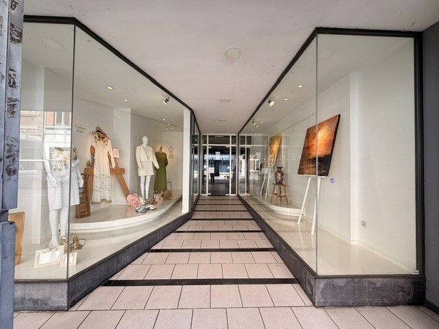 Handelspand te huur op toplocatie in het centrum van Maaseik. 