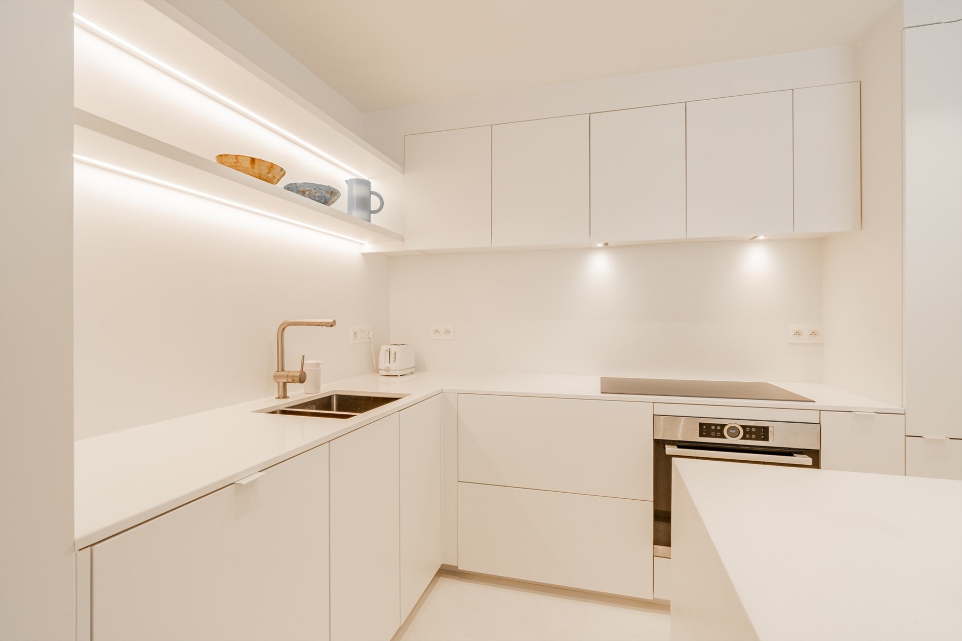 Magnifique appartement d'une chambre récemment rénové, situé au centre dans une rue calme adjacente à la Zoutelaan à Knokke. 