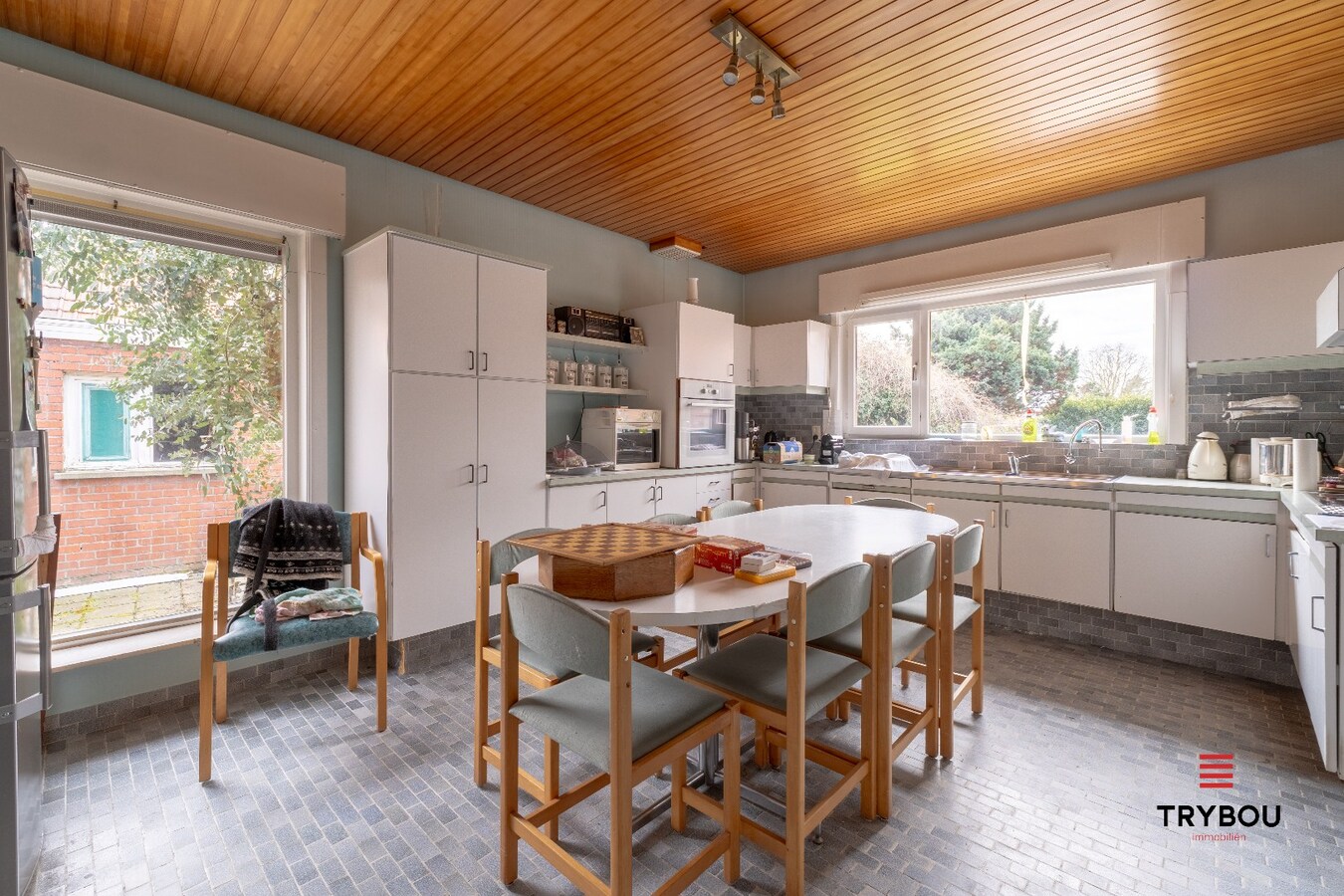 Ruime woning met winkelruimte, loods (optioneel) en garage 