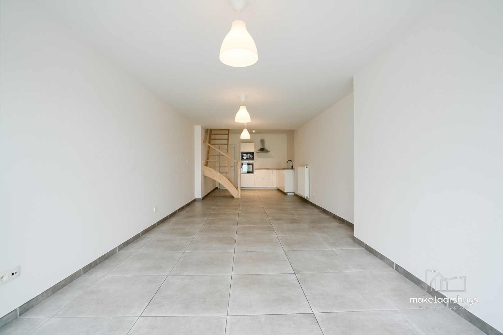 Instapklare gerenoveerde woning in rij met terras, tuin en garagebox 