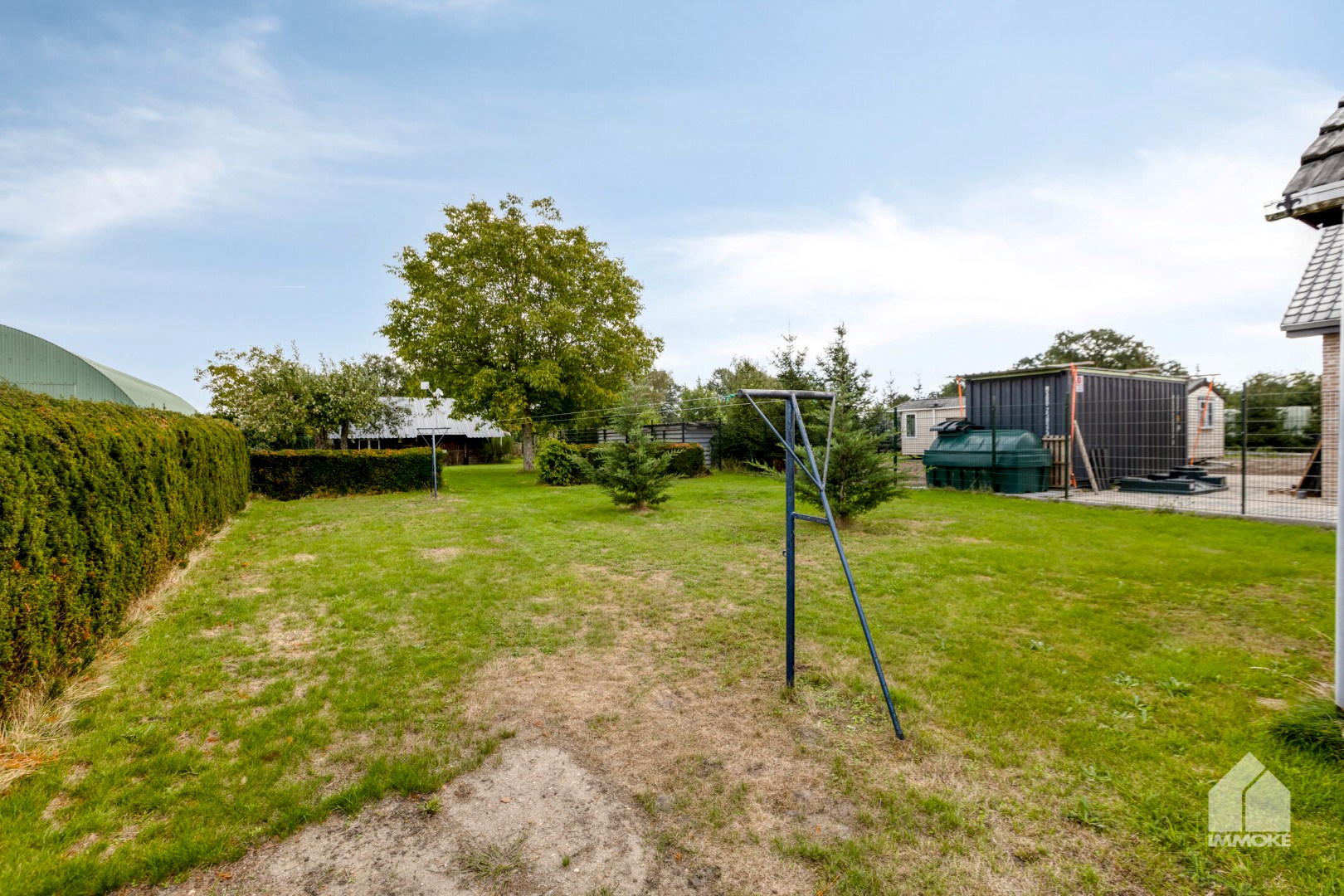 Te renoveren, gelijkvloerse woning op 13a 60ca met 2 slpk en garage. 