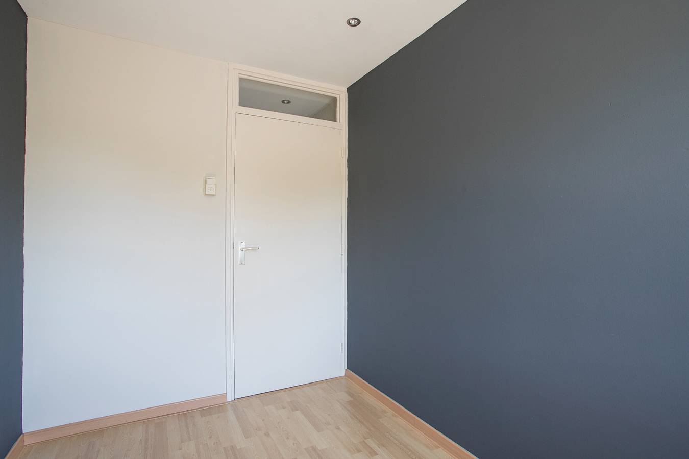 Instapklare eindwoning met 3 slaapkamers en grote zolderverdieping, berging en zonnige achtertuin. 