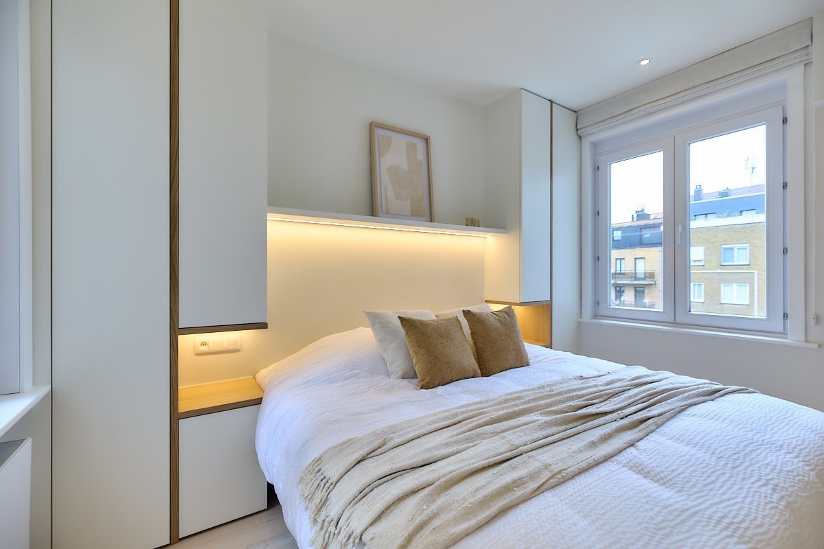 Appartement entièrement rénové avec 4 chambres, situé au centre de Knokke, près de l'avenue Dumortier, avec vue latérale sur la mer. 