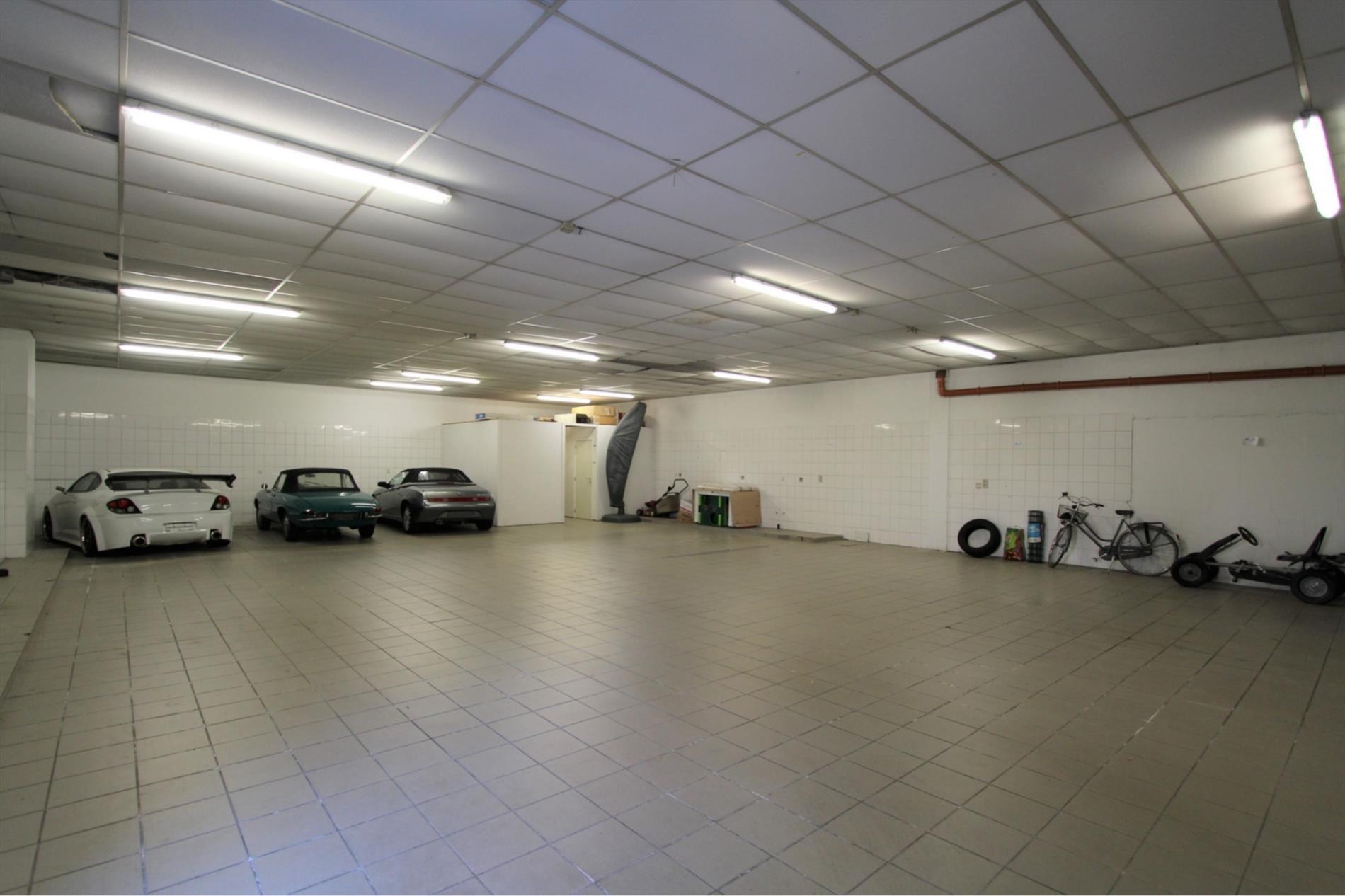 RUIM GELIJKVLOERS APPARTEMENT MET TUIN EN GARAGE 