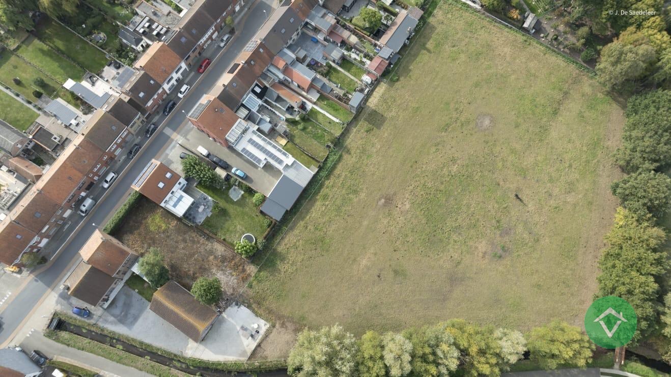 Alleenstaande woning met naastliggend stuk bouwgrond en weide te Eernegem 