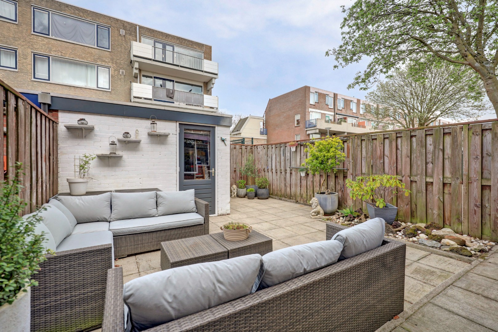 Instap klaar en moderne 4-kamer hoekwoning met 3 ruime slaapkamers, fraaie keuken en badkamer, onderhoudsvriendelijke tuin en gelegen op eigen grond. 