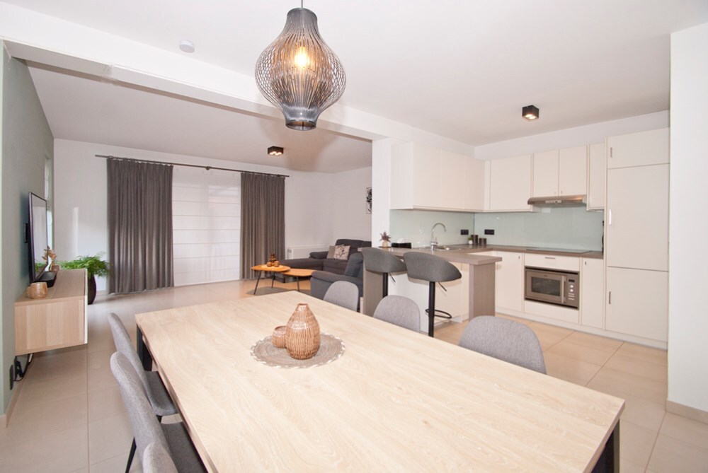 Instapklaar gelijkvloers - 2 slpks - ruim terras - parking 