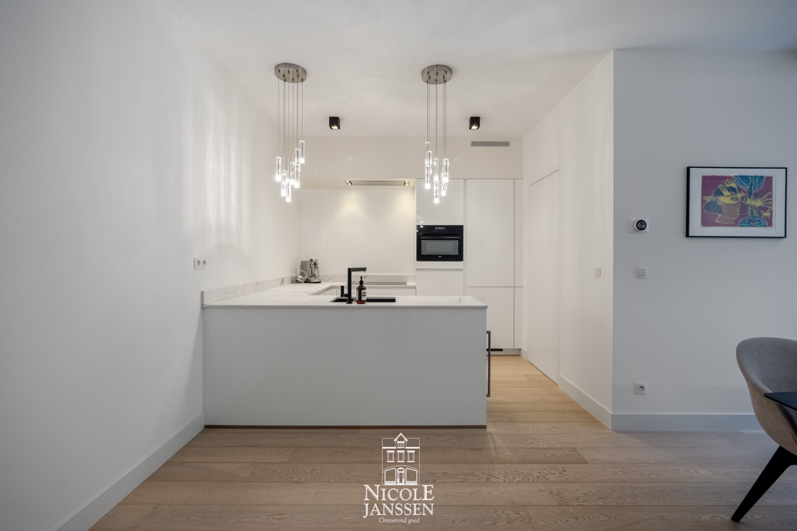 Moderne open keuken met luxueuze afwerking en een functionele indeling