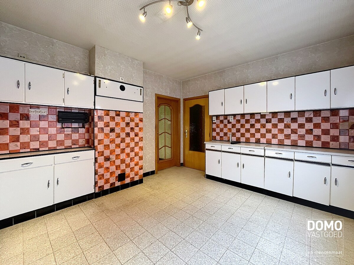 TE RENOVEREN WONING MET GARAGE, 3 SLAAPKAMERS EN GEZELLIGE TUIN OP EEN PERCEEL VAN 8A14CA 