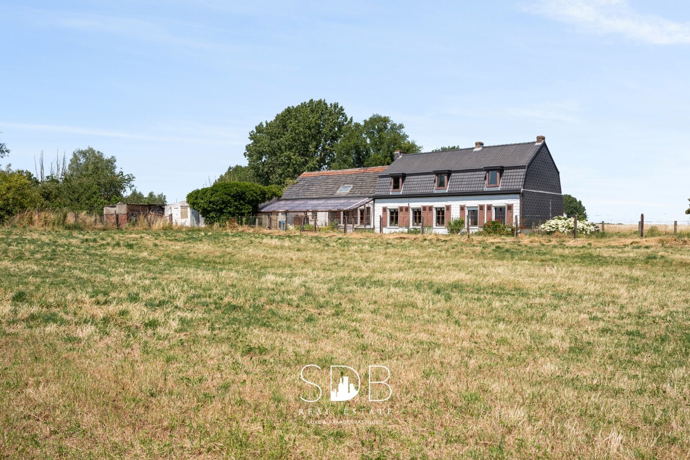 Charmante hoeve met bijgebouwen en graslanden op 1.5114m² 