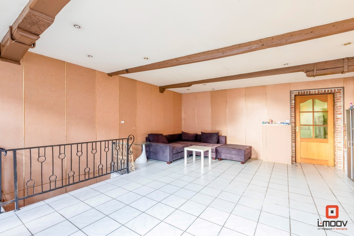 Te renoveren eengezinswoning met voldoende parkeermogelijkheden. 