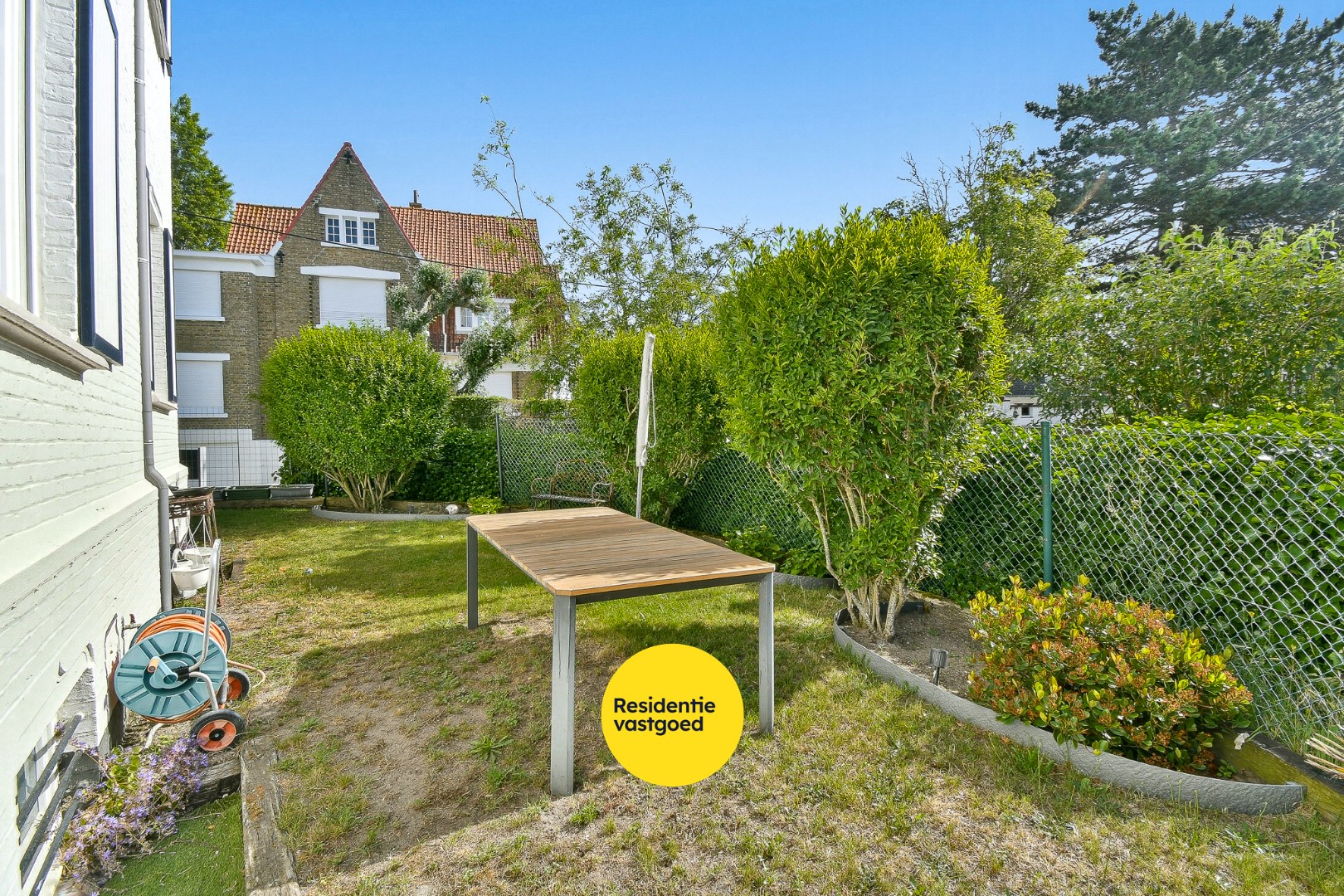 Instapklaar gelijkvloers appartement met privatieve toegang, garage, zonnige tuin en terras nabij zee 