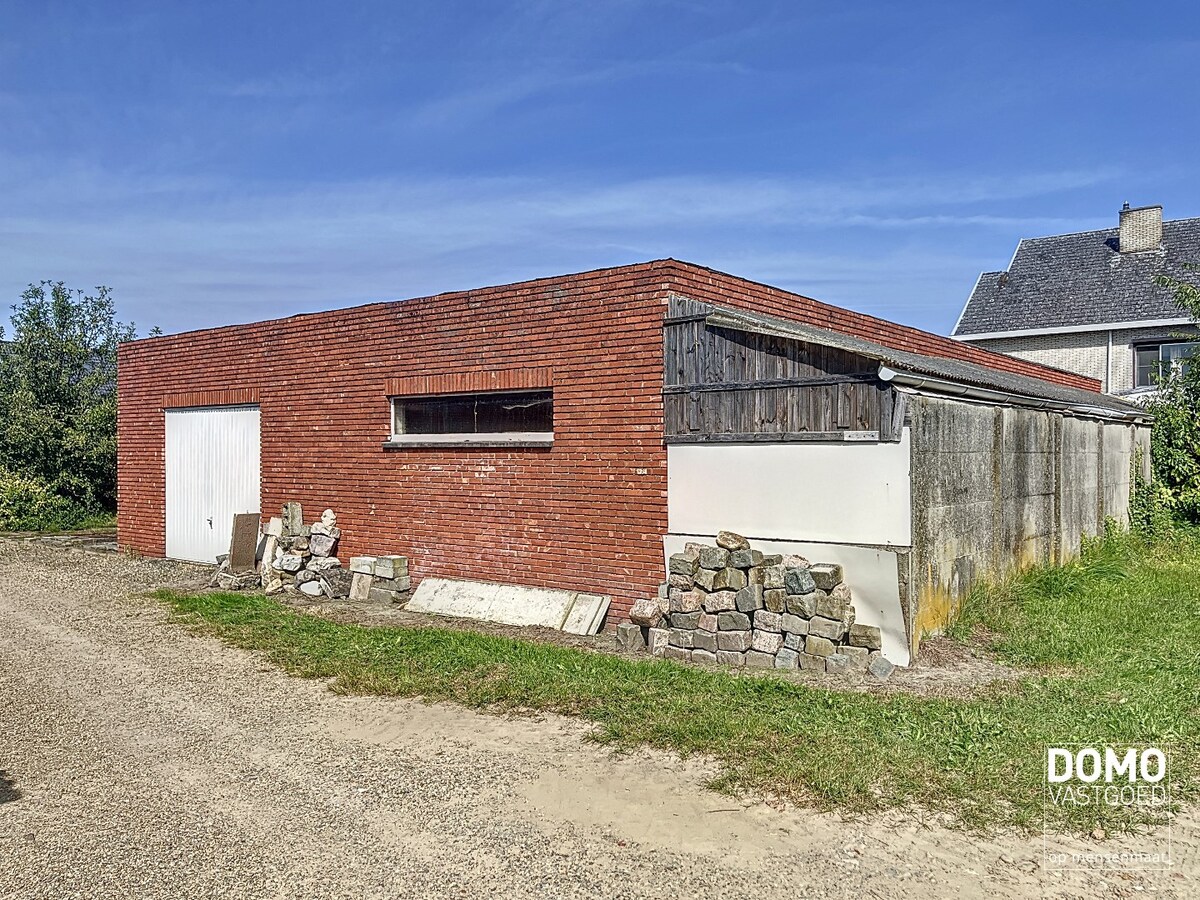 Ruime half open bebouwing met een vergund magazijn. 