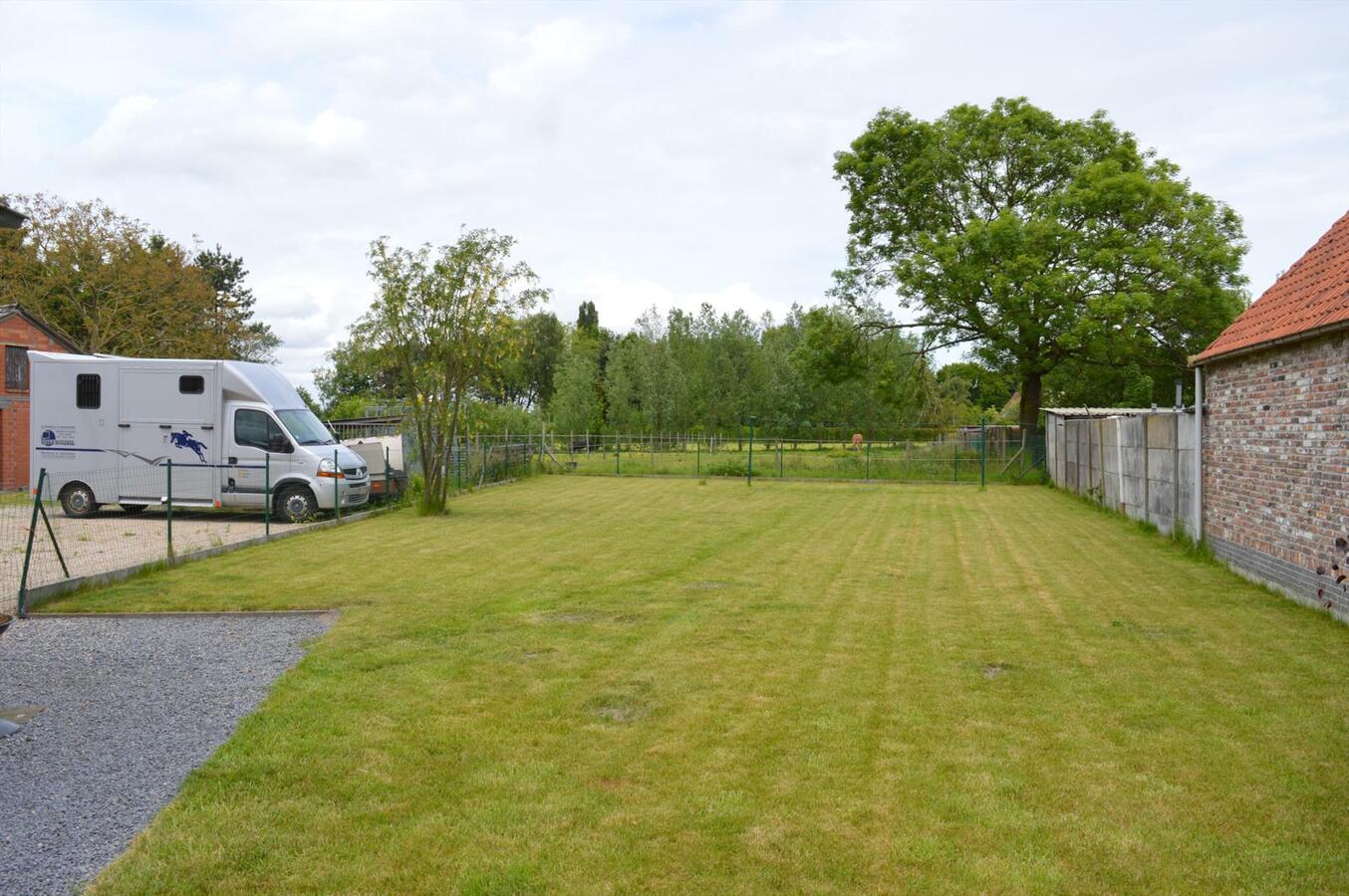 Ruime woning met stalgebouw op 6.723m² te Waarschoot 