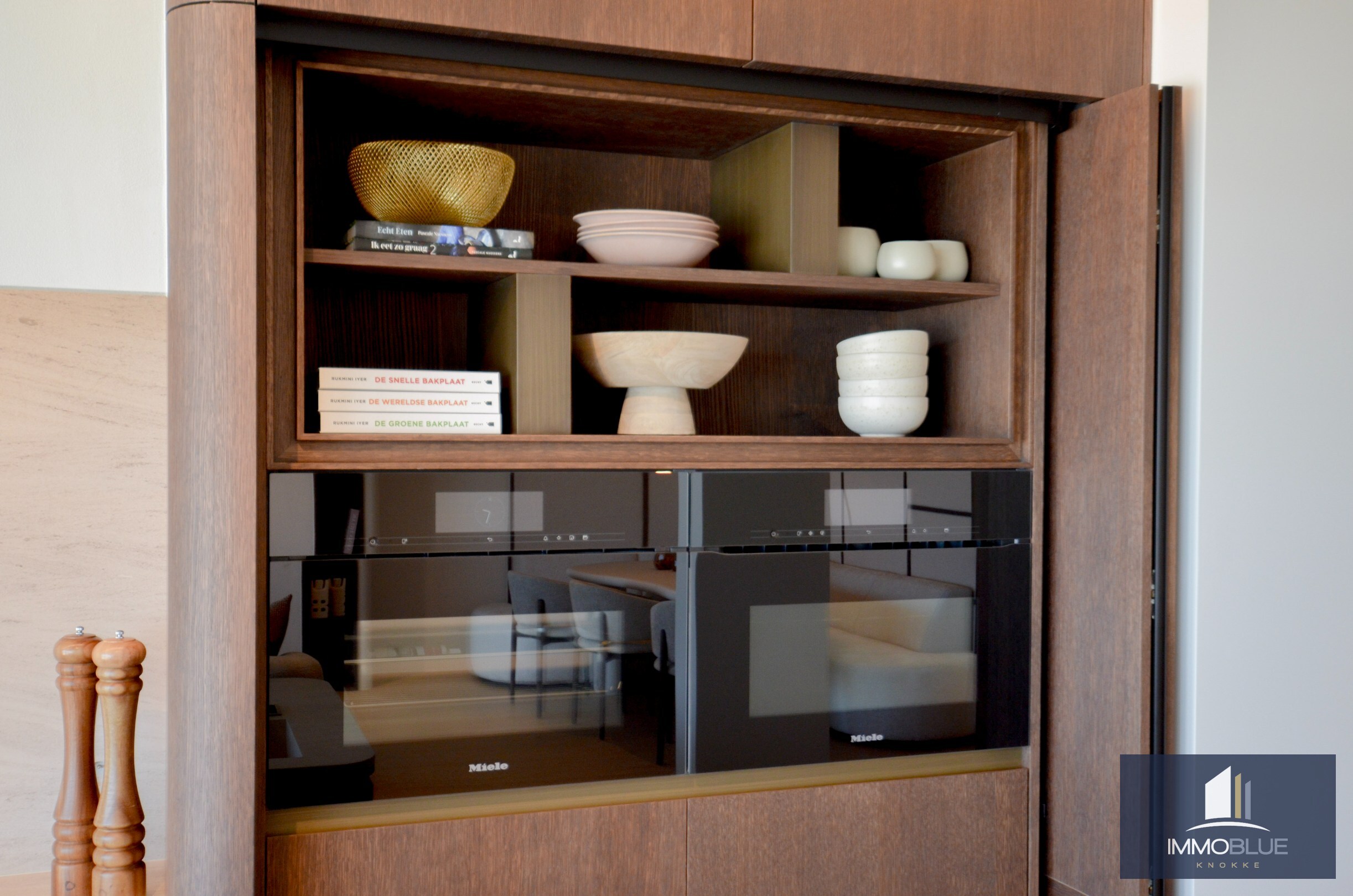 Uitzonderlijk gerenoveerd appartement met frontaal zeezicht in het Zoute. 