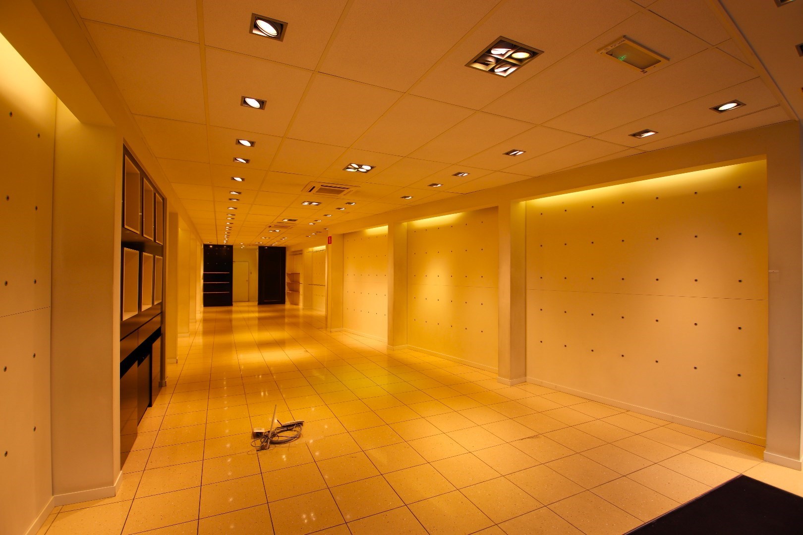 Recente handelsruimte met kelder in de Nieuwstraat te Geel 