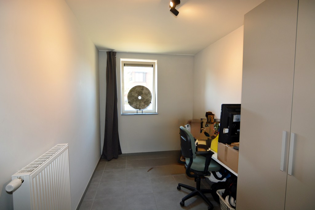 Gelijkvloers appartement met 2 slpk, ruim terras, tuin en 2 autostandplaatsen. 