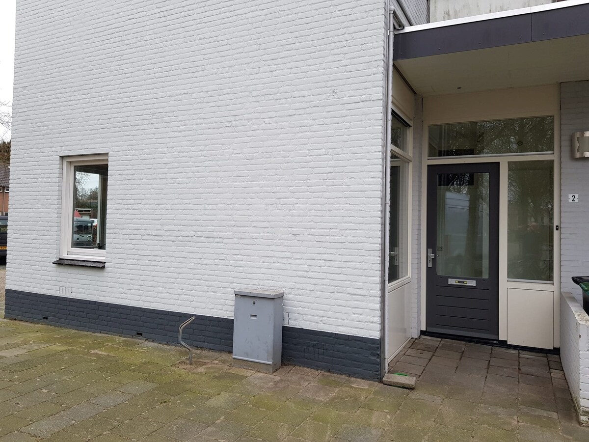 Instapklaar 2-kamer appartement nabij het centrum van Bladel. 