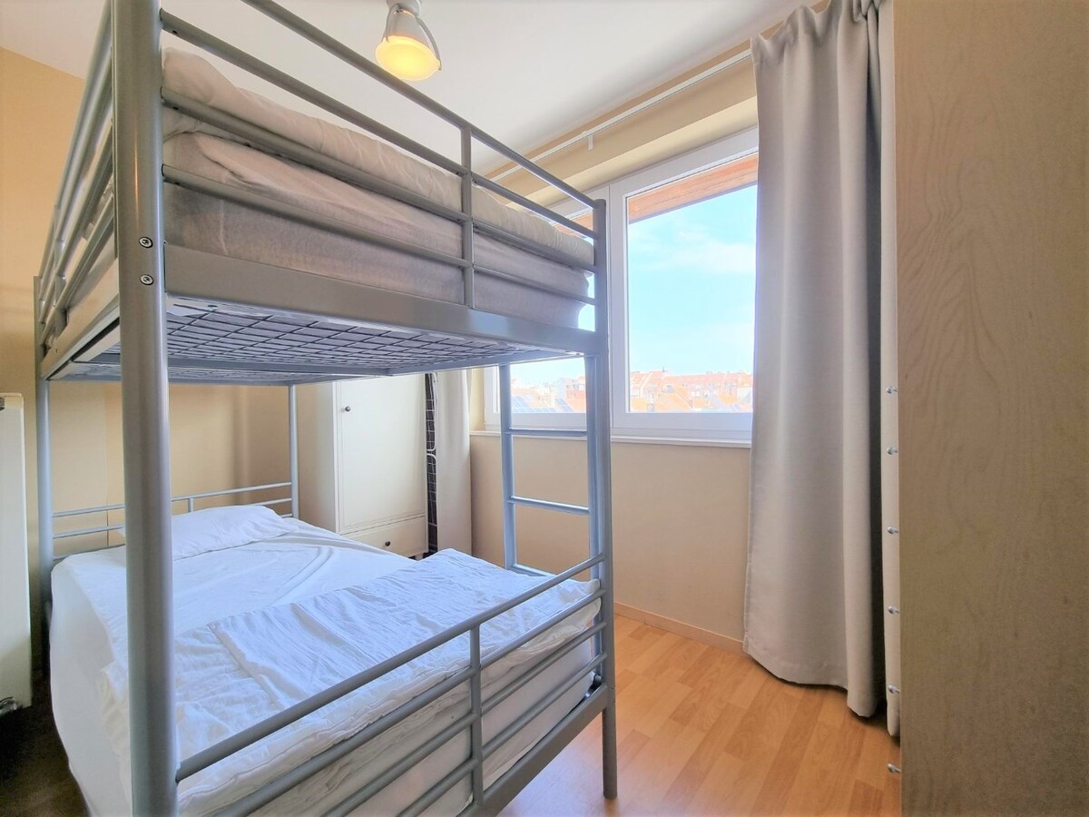 Zeer goed gelegen, gezellig appartement met grote terrassen te Heist 