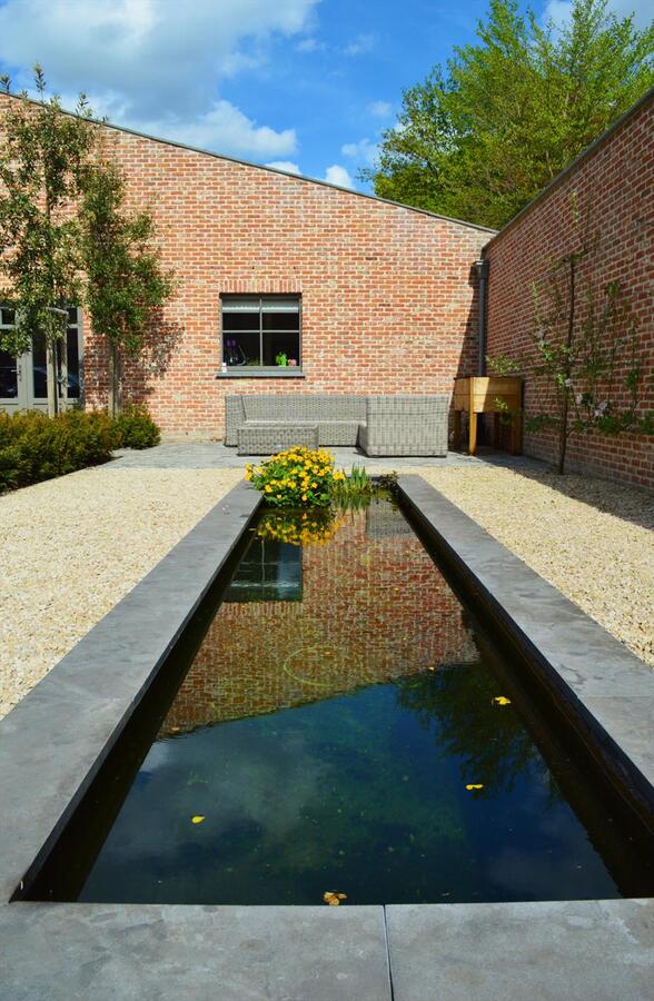 Charmante nieuwbouwvilla met bijgebouwen op 2.340 m² te St-Gillis-Waas. 