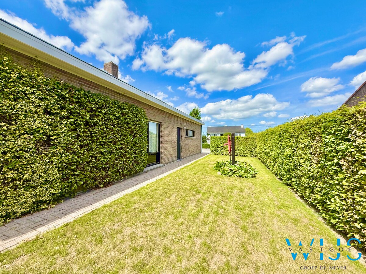 Ruime bungalow op 1000m² met prachtig uitzicht te Boekhoute ! 