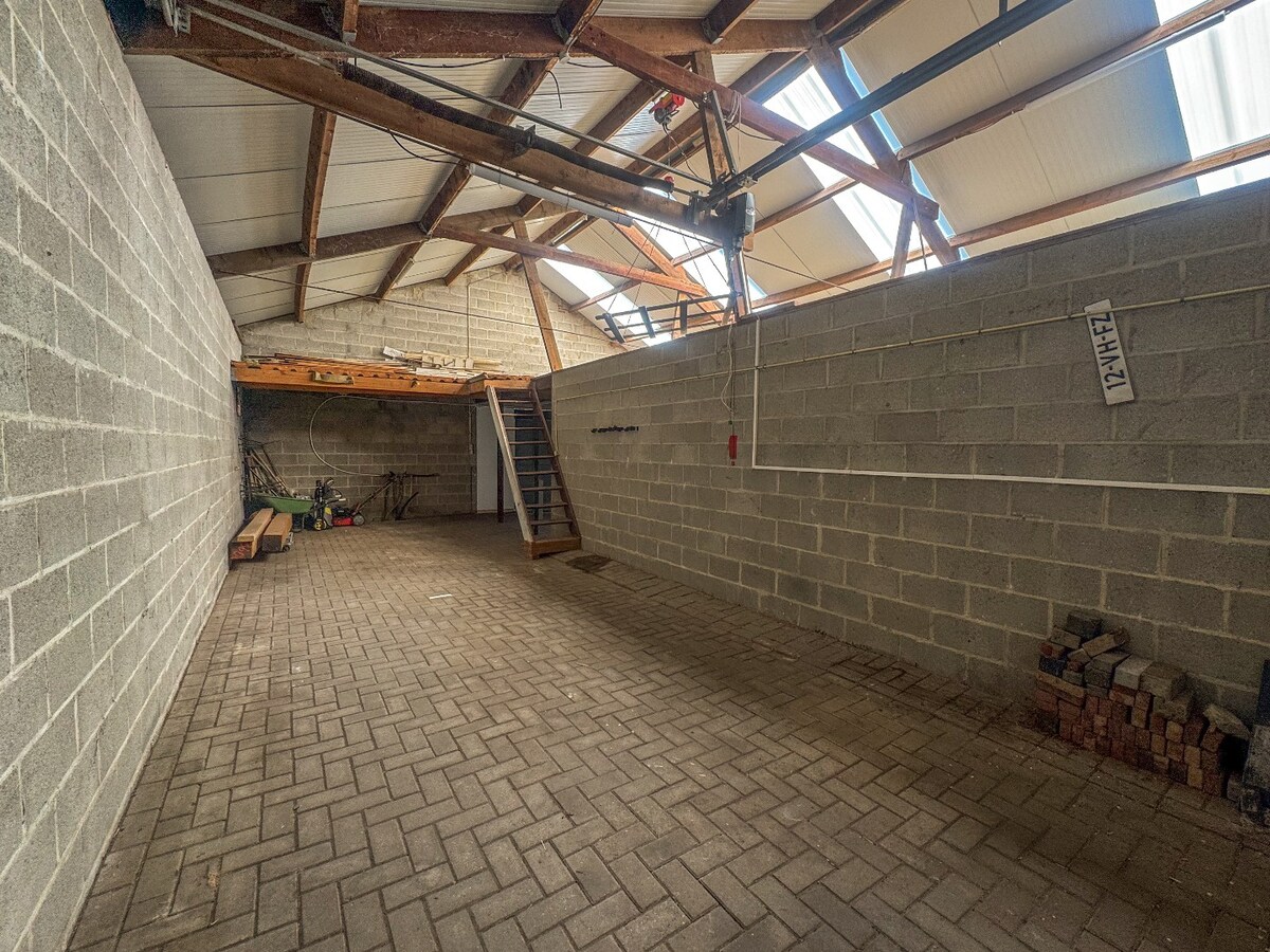 Ruime woning met paardenstallen op ca. 85 are te Kinrooi 
