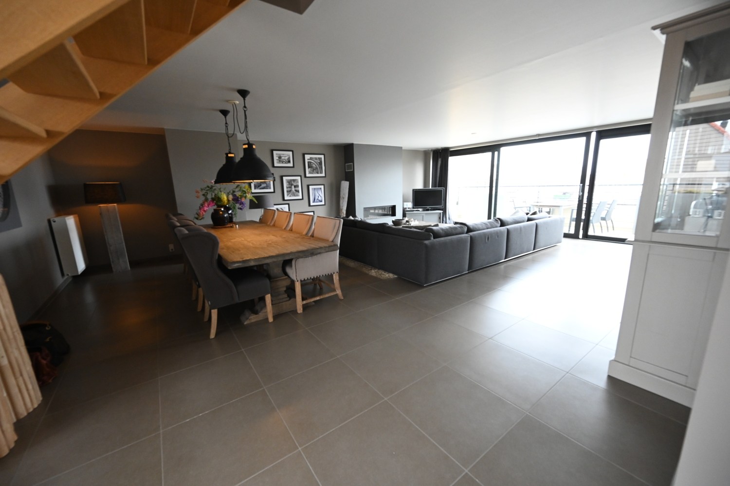 Ongemeubeld - Prachtig en UNIEK duplexappartement met 3 slpk. gelegen in het centrum van Knokke, met een facade van 10 meter en een open zicht op de Dumortierlaan. HUREN OP VENNOOTSCHAP MOGELIJK! 