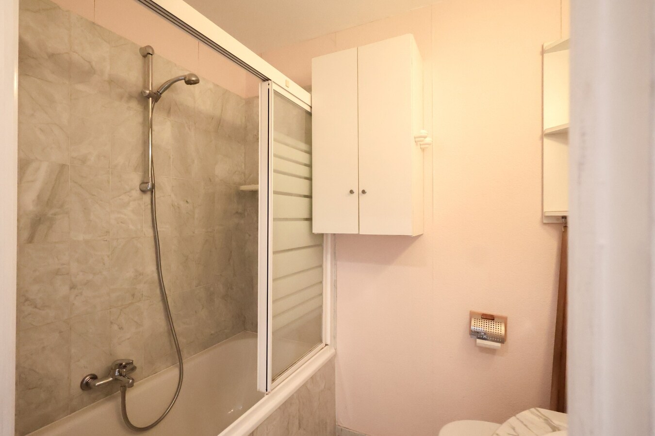 Studio met eigen terras, kelder en parkeerplaats 