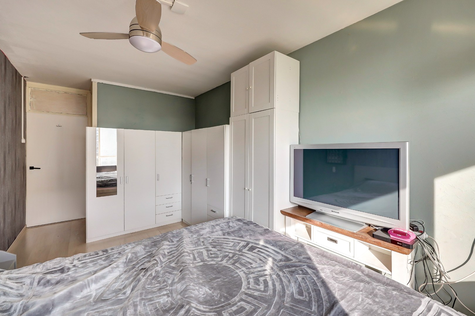 Dit lichte 4-kamer appartement op de 4e verdieping, met 3 slaapkamers, keurige keuken, balkon op het zuiden en berging in de onderbouw is gelegen in de populaire wijk "Ommoord". 